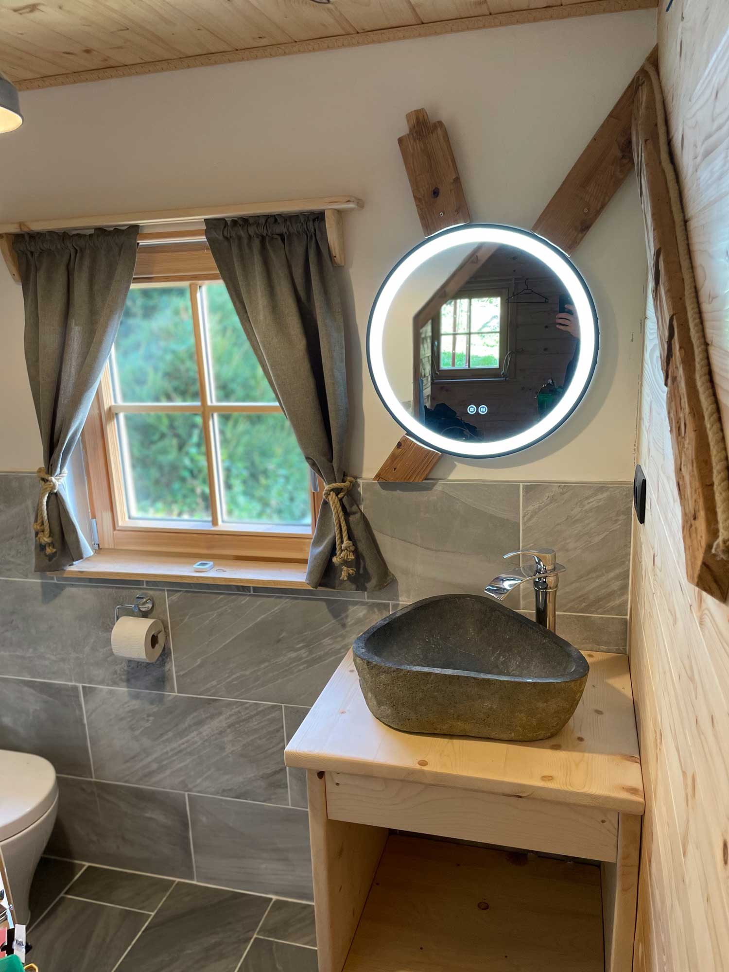 Rodltal-huetten_Rottenegg_Ferienhaus_GruBaer_Badezimmer_Waschbecken