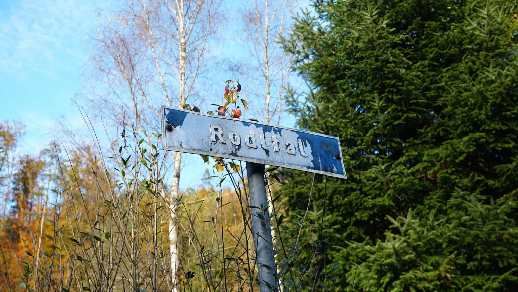 Rodltal-huetten_Rottenegg_Ferienhaus_Wandern_Wegweiser-2048×1153